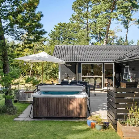 Four-bedroom In Casa vacanze *